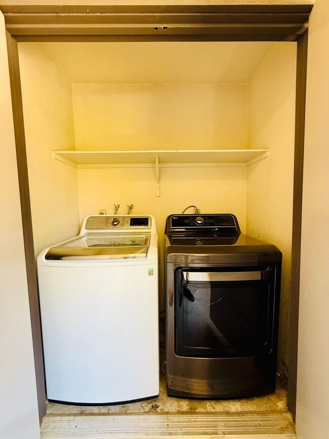 Building Photo - Fully Renovated 2-Bedroom Condo in Gated W...