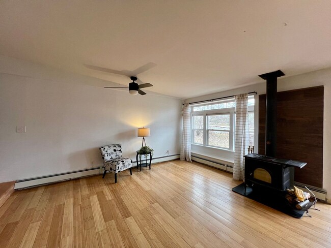 Building Photo - Charming 3-Bedroom Home in Fairbanks / Pet...