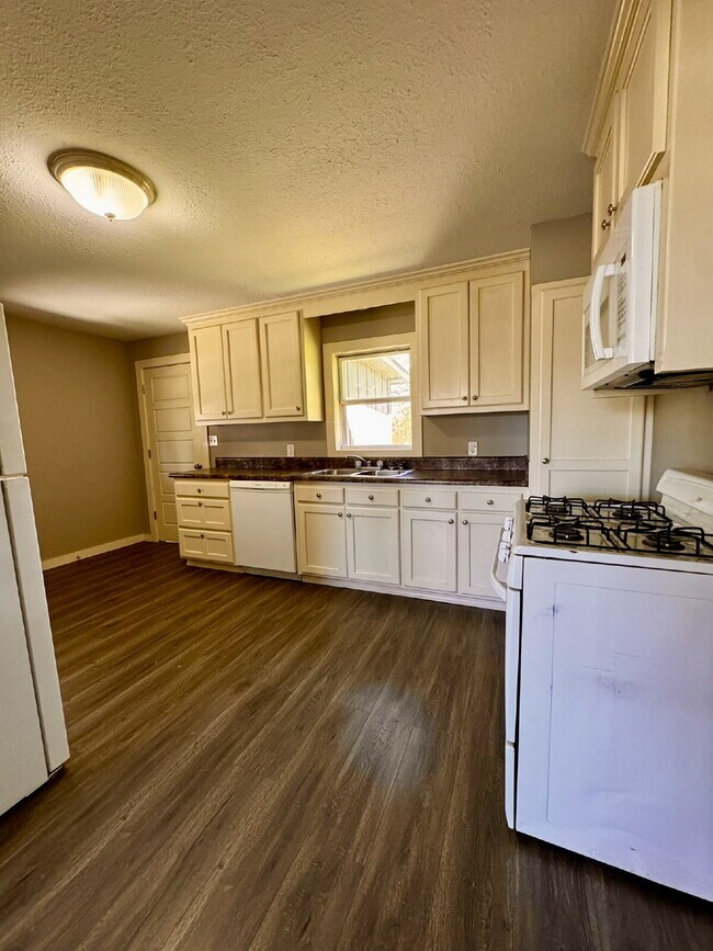 Building Photo - 803 E Greenfield St