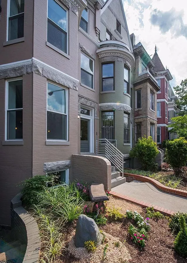 Building Photo - Available Now! 1 Parking Spot Included! 2 ...