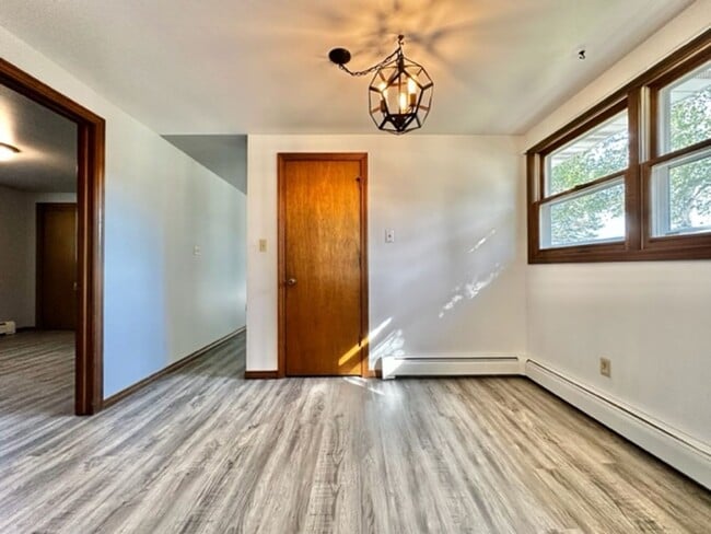 Building Photo - 2202 Sunny Ln
