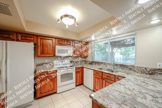 Building Photo - 1817 N Palm Dr