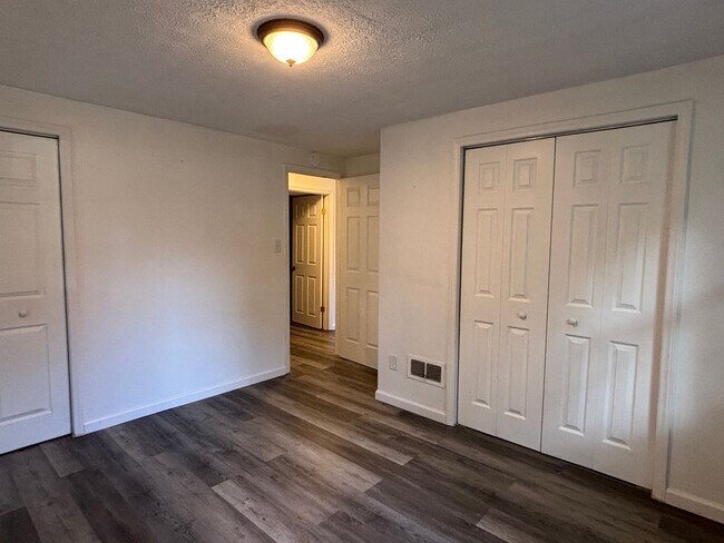 Building Photo - Charming single family home on a cul-de-sac that accepts vouchers