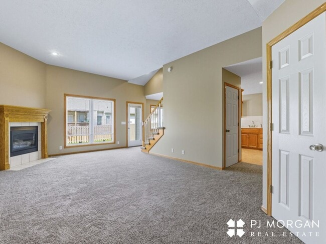 Building Photo - 3 Bedroom, 3 Bathroom - Available Immediately