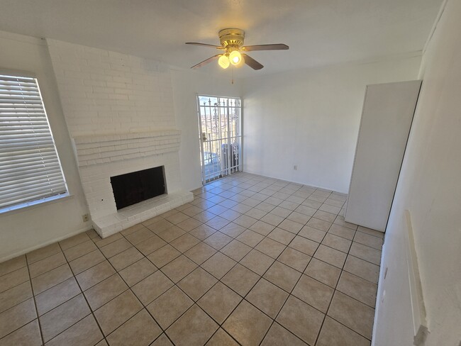 Building Photo - 8071 Meadow Park Dr