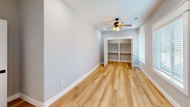 Building Photo - 1209 Hedge Ave