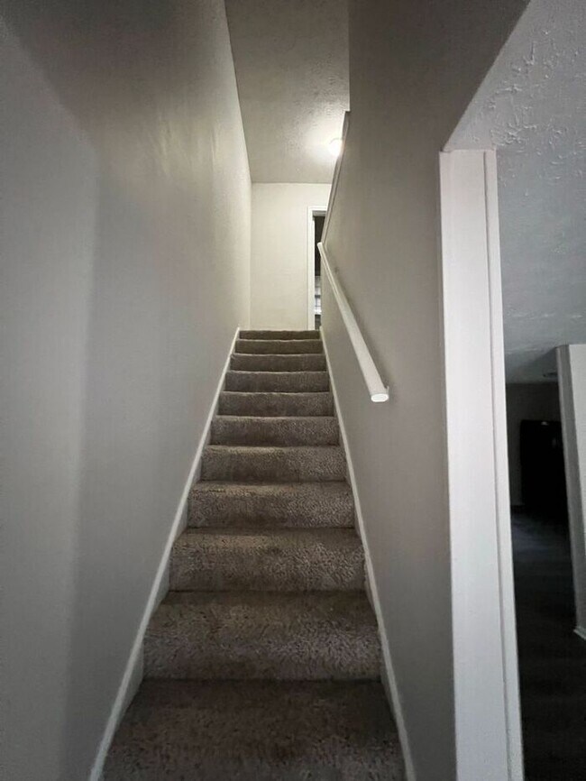 Building Photo - READY NOW!!! Amazing 2 Bedroom 1.5 bathroom Townhome !