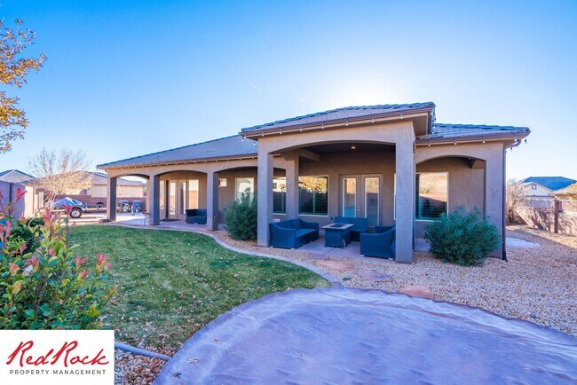 Building Photo - Stunning 2 Bedroom Fully Furnished Home. Community Pool & Mini Golf!