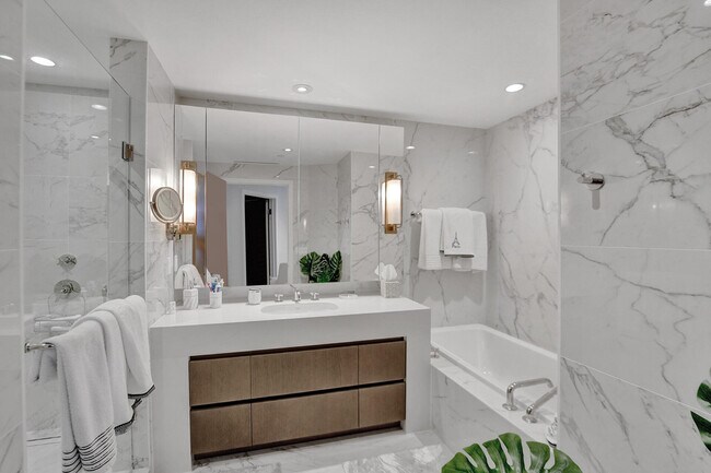 Building Photo - 525 N Fort Lauderdale Beach Blvd