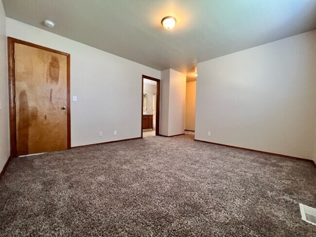 Building Photo - 2800 Fayette~Close to Park, Split Bedroom ...