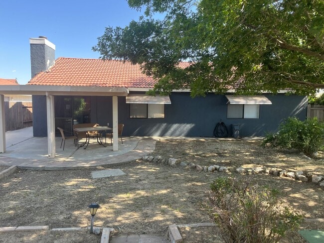 Building Photo - 402 Oakwood Ct