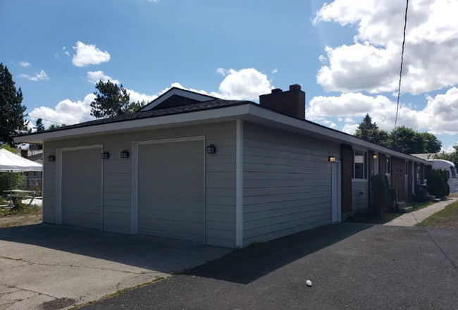 Building Photo - Wabash Duplexes in North Spokane!