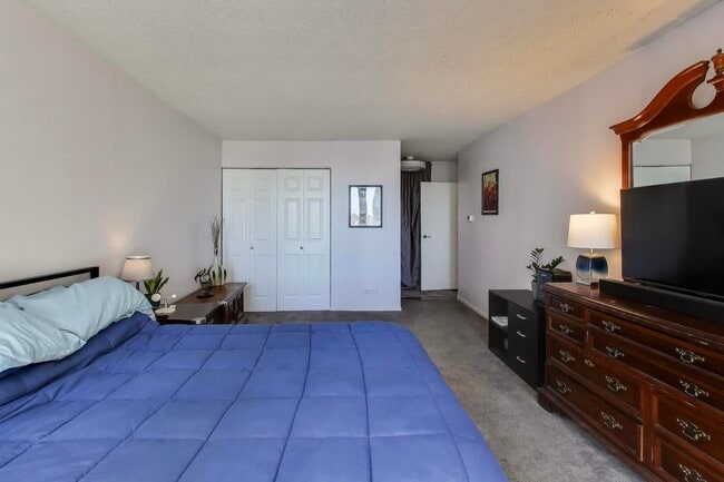 Building Photo - 3150 N Sheridan Rd