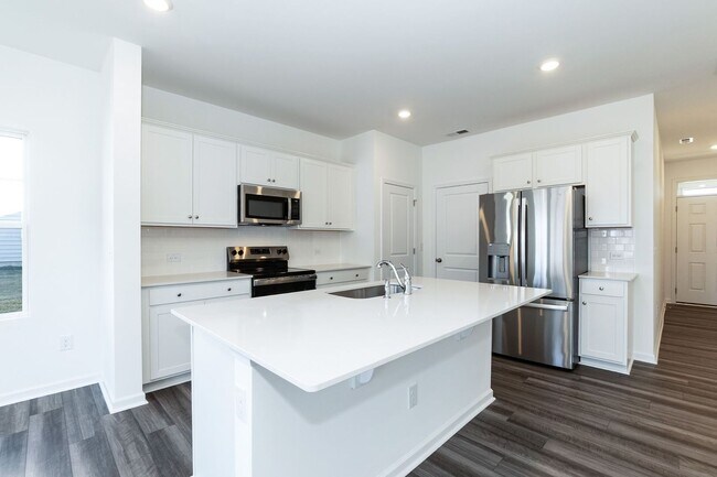 Building Photo - Brand New Townhome!