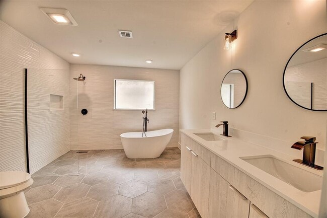 Building Photo - 15626 Whitewater Ln