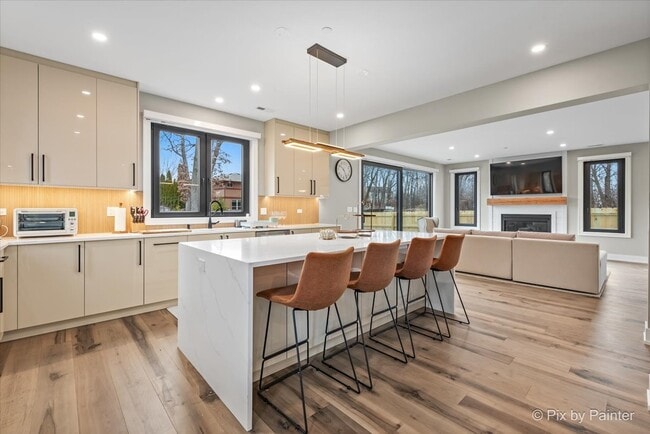 Building Photo - 154 Oak St