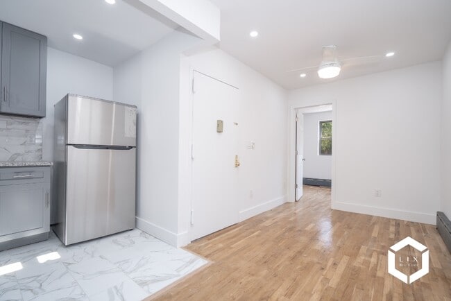 Building Photo - Remodeled 2 Bedroom Apartment with Private...
