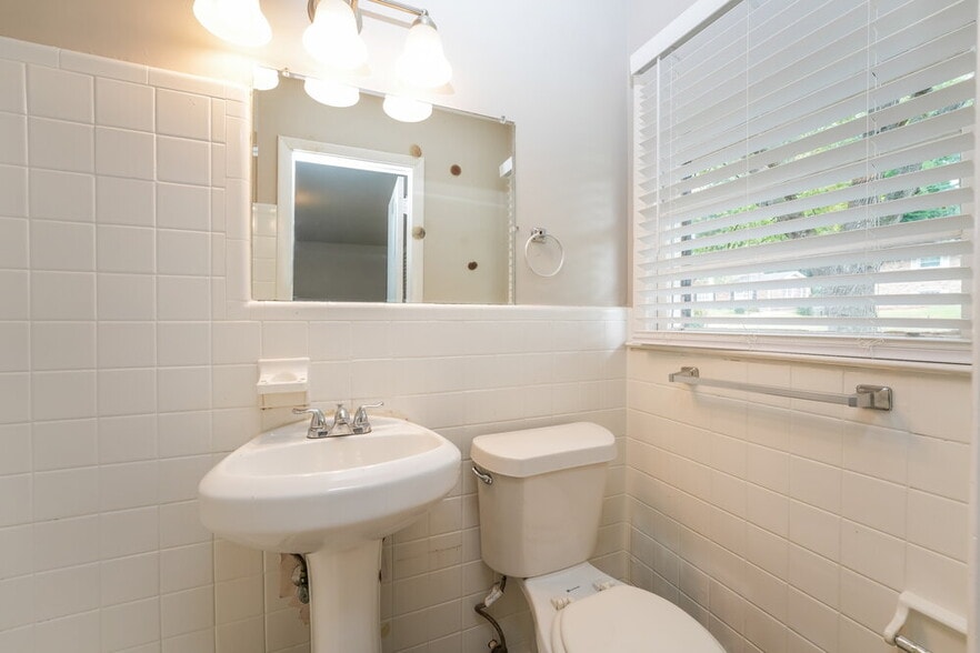 Building Photo - 1228 Weston Dr