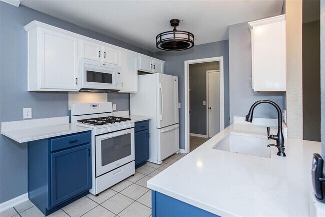 Building Photo - 814 Lantana Dr
