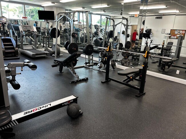 Building Photo - 2655 Collins Ave