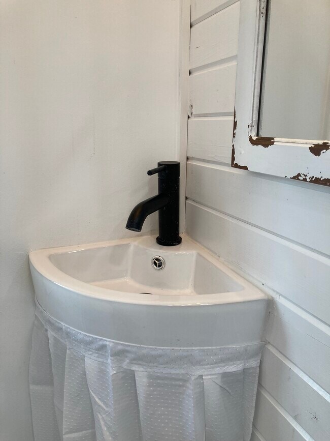 Building Photo - 328 E 12th St