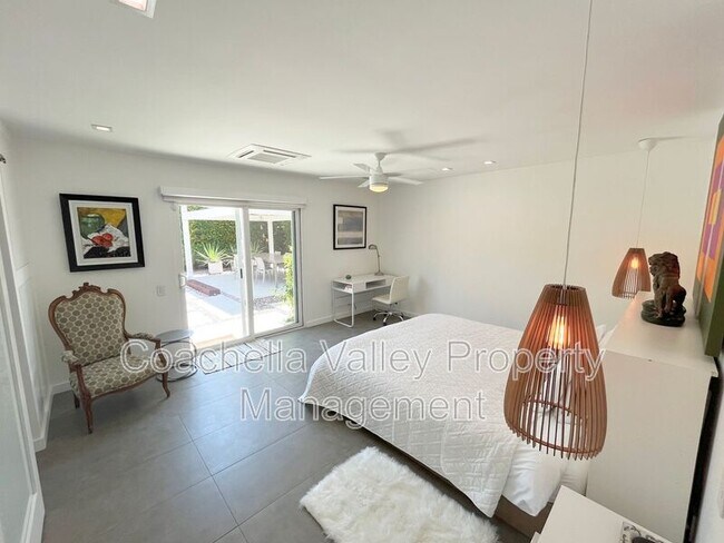 Building Photo - 2885 E Venetia Rd