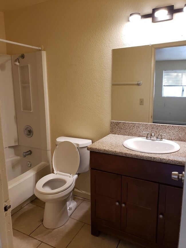 Building Photo - SPACIOUS/AFFORDABLE 3BR/2BA Apartment
