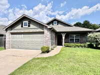 Building Photo - 3 Bed, 2 Bath Home with Garage / Pet-Friendly / Available Now!