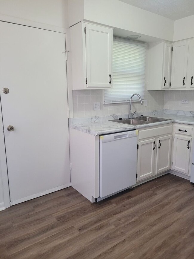 Building Photo - 3 Bed 1.5 Bath Townhome Available Now!