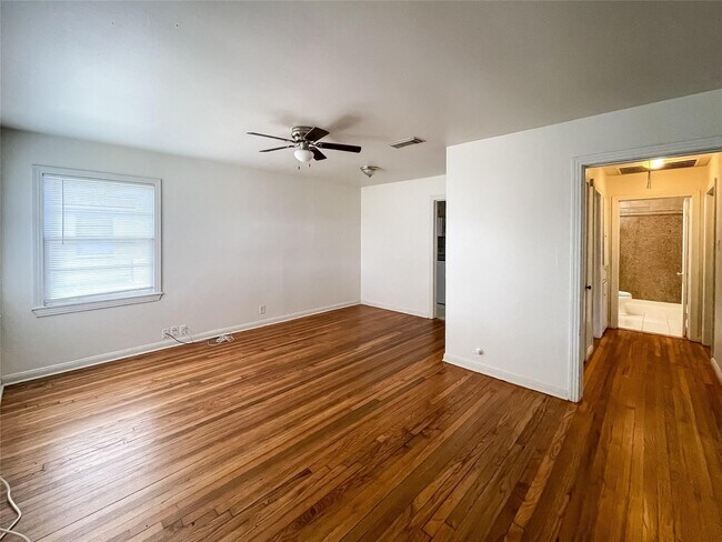 Building Photo - 1241 Chevy Chase Dr