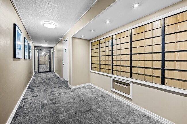 Building Photo - 1 E University Pkwy