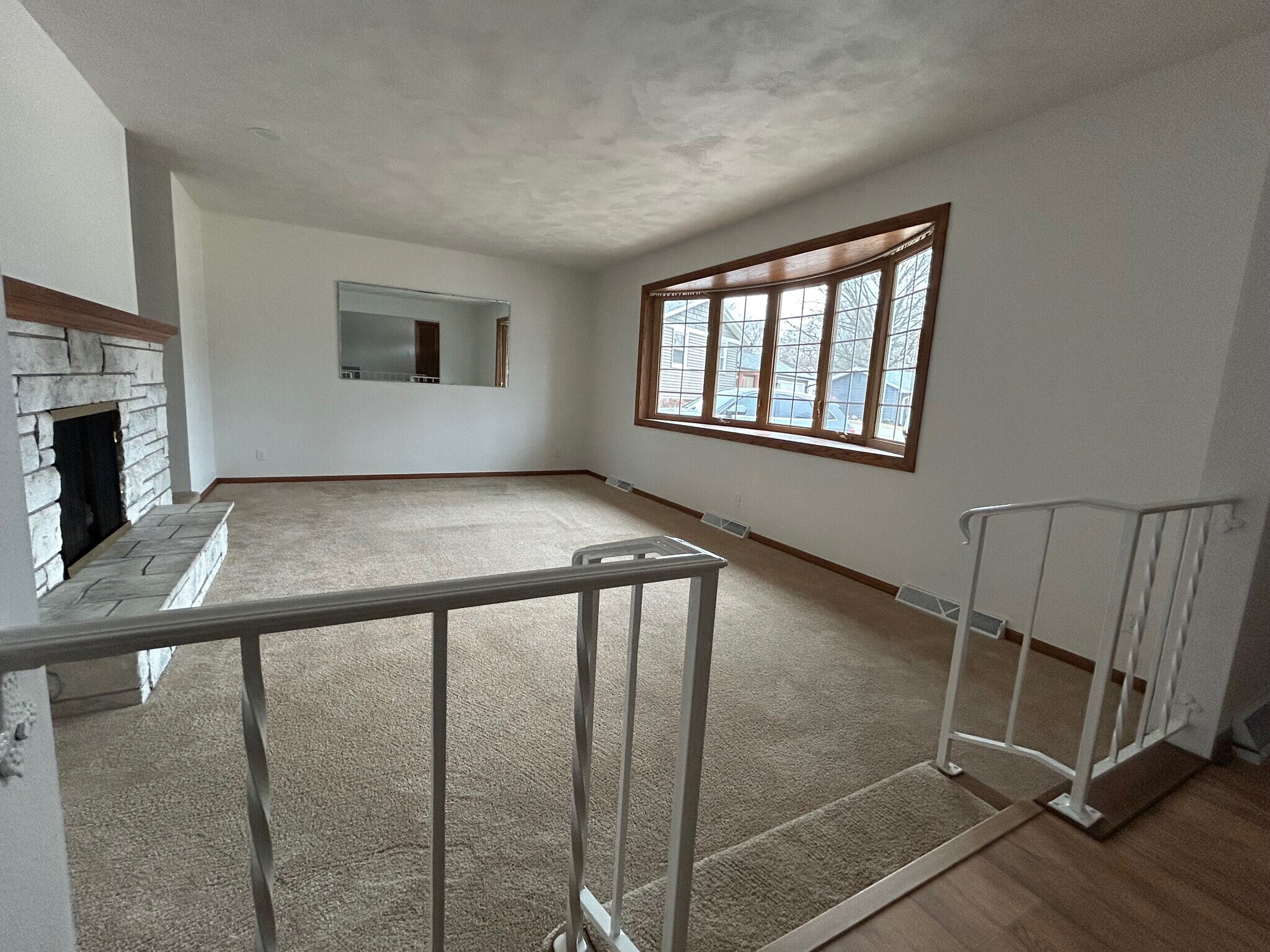 Living Room 21' x 13' - 1511 Hillcrest Ct