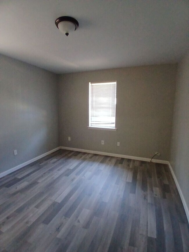 Building Photo - Fully Renovated 2 bedroom 1 bath Duplex - ...