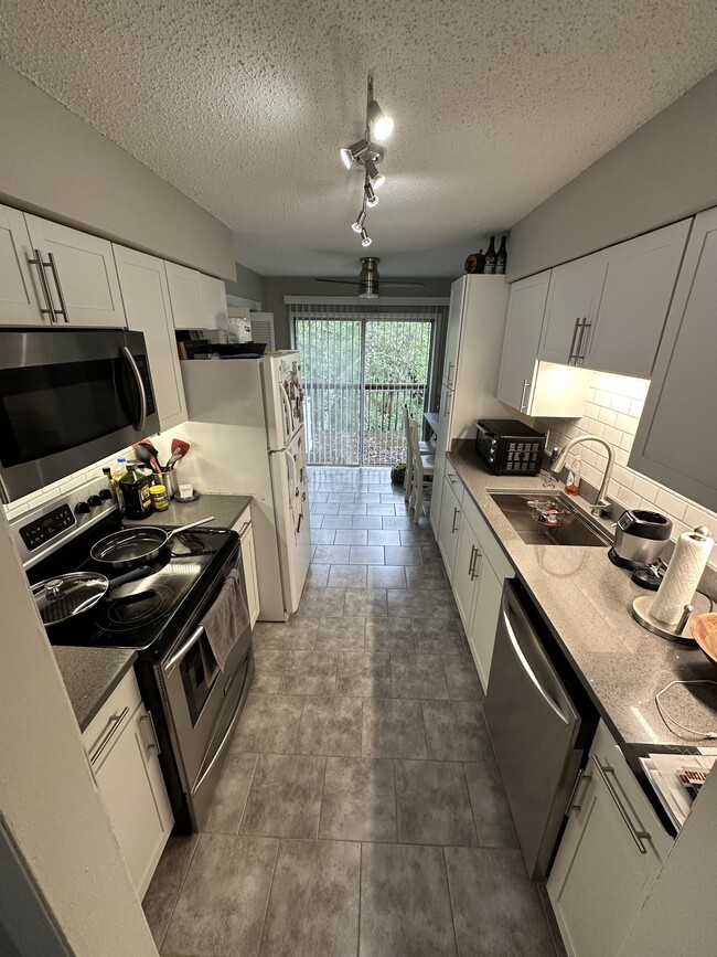 Quartz countertops Kitchen - 6515 Thunderbird Dr