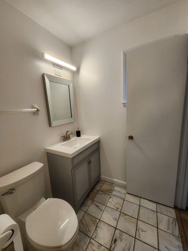 Building Photo - North Asheville Rental!