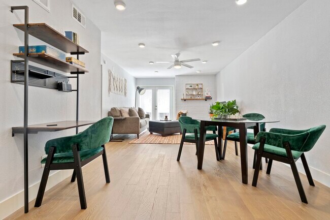 Building Photo - 909 Reinli St