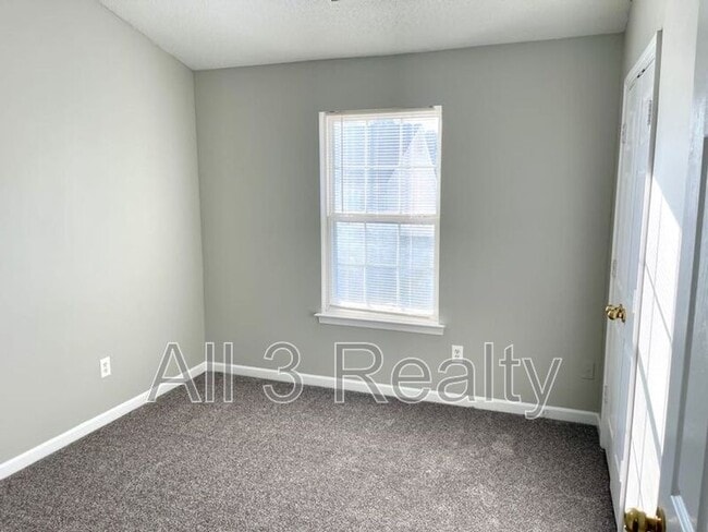 Building Photo - 333 Goldenrod Dr