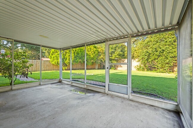 Building Photo - 1426 Ashwood Dr