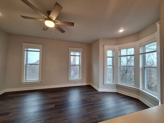 Building Photo - 1 Bedroom Available January!