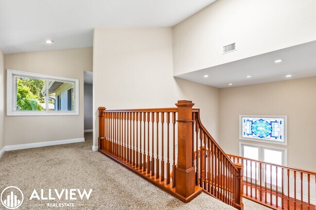 Building Photo - Rare 5 bed/3 bath home located in the high...