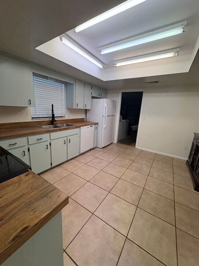 Building Photo - Perfect 3 bed 2 bath with huge fenced back...
