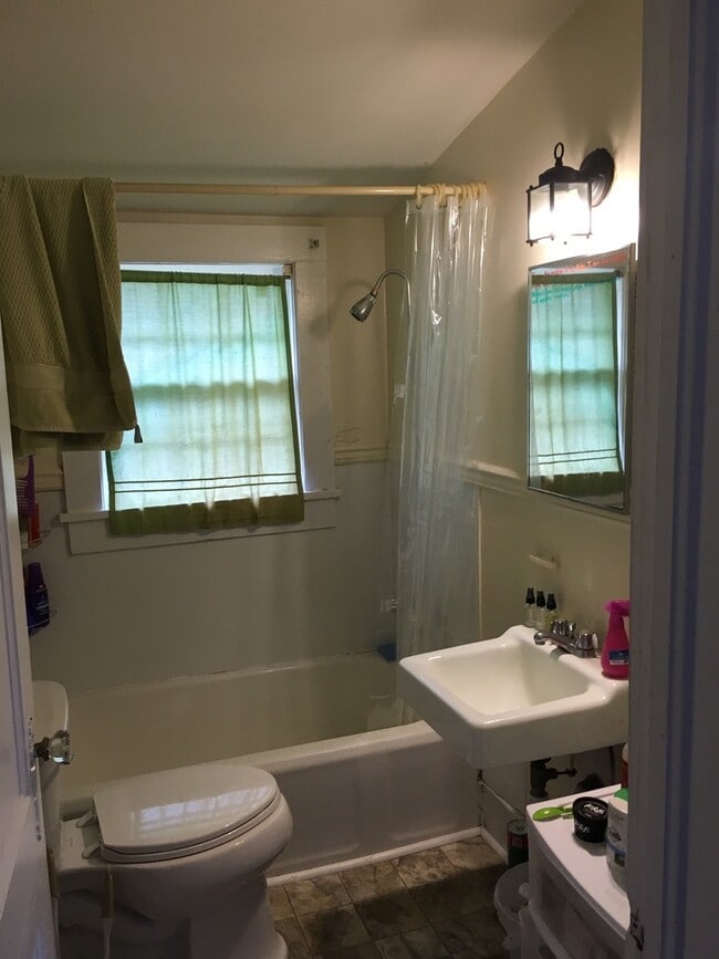 Building Photo - 880 Sunset Dr