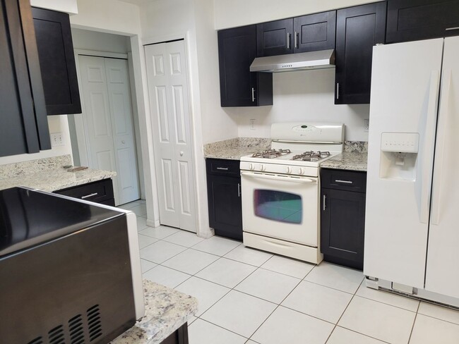 Building Photo - Spacious, Bright & Move-In Ready Home in C...