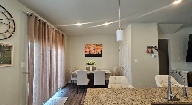 Building Photo - 106 Extrovert Dr