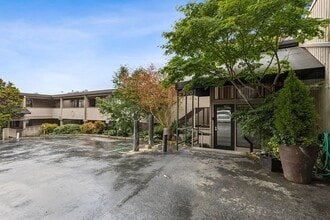 Building Photo - 2 Bed / 2 Bath updated Mercer Island condo...