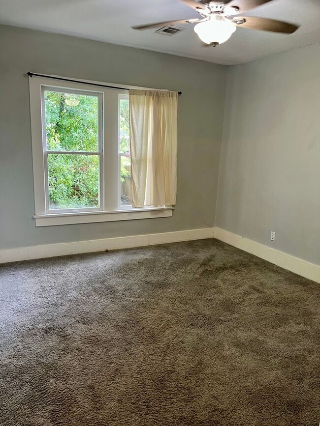 Building Photo - Charming Cottage in the Heart of Hammond! ...