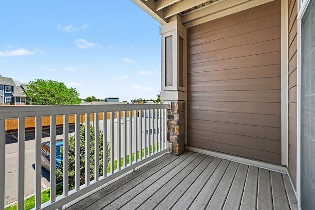 Building Photo - Charming Englewood Condo | 2 Bedrooms, Covered Parking & Community Pool