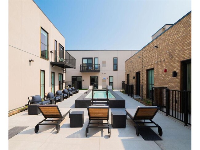 Building Photo - 7 West Dr