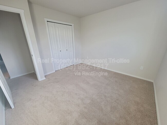 Building Photo - 611 S Zeelar St