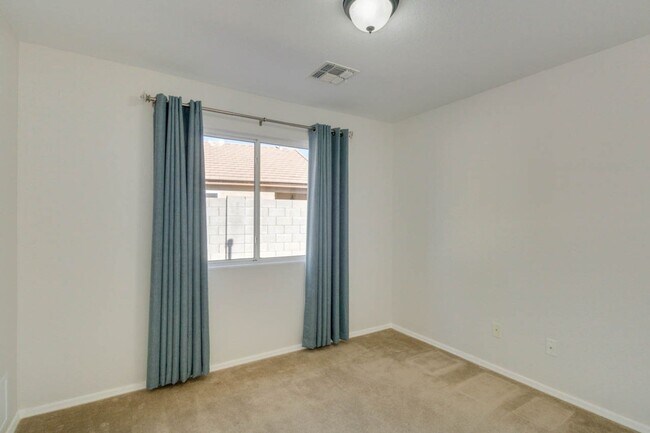 Building Photo - New Listing in Peoria